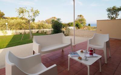 sicilyvillas en seaside-holiday-homes-outdoor-table-s111 049